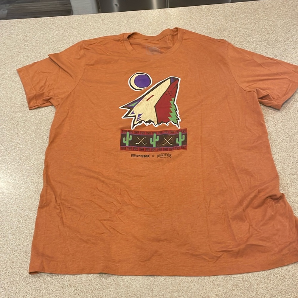 Woman’s Coyotes rust 3XL t-shirt